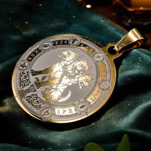 Puede incluir: Un colgante circular de metal dorado con un grabado de un perro de tres cabezas en el centro. El borde está decorado con intrincados patrones de filigrana, números romanos y pequeños símbolos. Una anilla dorada pulida está unida a la parte superior.