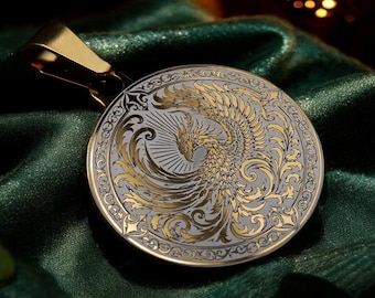 Collar con colgante de fénix, joya del mítico ave de fuego.