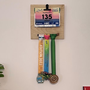 Suporte de medalhas de madeira para parede com prendedor de número de peito – Suporte compacto para corrida, triatlo e maratona – Barra de medalhas