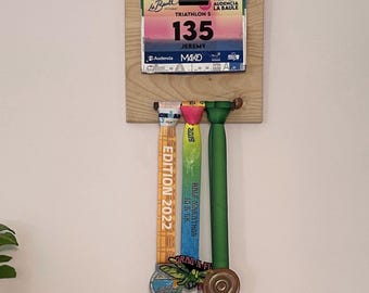 Wooden Wall-Mounted Medal Holder with Bib Clip – Compact Running, Triathlon, and Marathon Support – Medal Bar