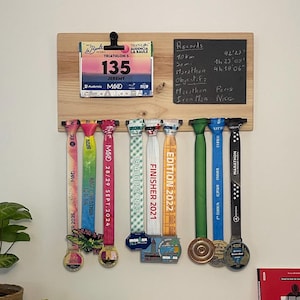 Support Médaille et Porte Dossards Bois Massif – Cadeau Finisher Marathon, Ironman & sportif
