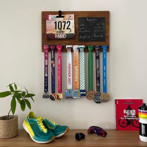 Support Médailles et Porte Dossards Bois Massif – Artisanal, Cadeau Sportif pour Triathlon & Marathon "Finisher Wall" Bois teinté