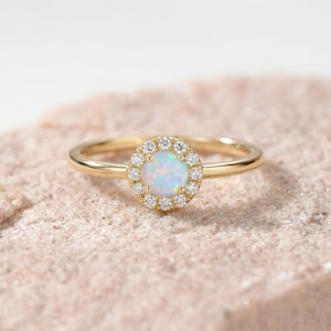 Ronde opaal halo-ring, dunne sterlingzilveren band, gouden stapelring