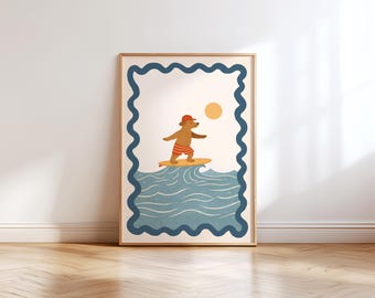 Könnte beinhalten: Gerahmter Kunstdruck mit einem Bären, der auf einem gelben Surfbrett surft. Der Bär trägt einen roten Hut und gestreifte Shorts. Das Kunstwerk hat einen blauen Wellenrand, blaue Wellen und eine gelbe Sonne.