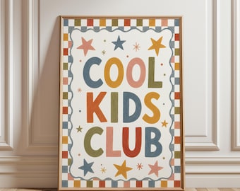 Puede incluir: Un estampado enmarcado con las palabras "COOL KIDS CLUB" en letras coloridas y divertidas. El estampado tiene un fondo blanco con estrellas y un borde decorativo de cuadrados y festones. El marco es de color marrón claro.