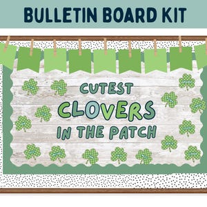 Puede incluir: Un kit de tablón de anuncios con marco de madera, con fondo de madera clara y detalles en verde. Se muestra el texto "Cutest Clovers in the Patch", junto con recortes de tréboles y decoraciones de pancartas verdes.