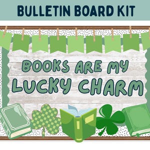 Puede incluir: Un kit de tablón de anuncios con marco de madera, detalles en verde y el texto "BOOKS ARE MY LUCKY CHARM". El diseño incluye libros verdes, tréboles y pancartas, ideal para un aula o biblioteca.