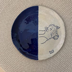 Aardewerk, middernachtblauw taartbord met koeienmotief