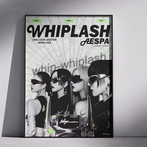 Puede incluir: Un póster enmarcado con la palabra "WHIPLASH" en una fuente estilizada, con cuatro personas que llevan gafas de sol. El póster incluye el texto "ONE LOOK GIVE'EM WHIPLASH" y el nombre de la banda "AESPA".