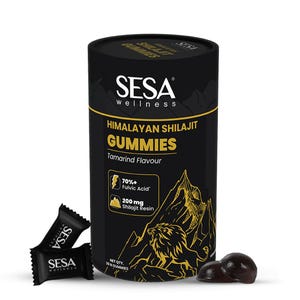 Puede incluir: Un recipiente cil&iacute;ndrico negro de gomitas SESA Wellness Himalayan Shilajit con sabor a tamarindo. El recipiente tiene gr&aacute;ficos dorados de monta&ntilde;as y leones. Dos gomitas envueltas y una sin envolver est&aacute;n en primer plano. El recipiente dice "70%+ &Aacute;cido F&uacute;lvico" y "200 mg Resina de Shilajit."