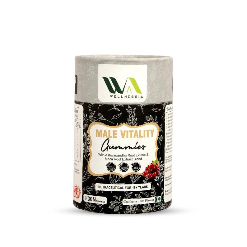 Op de afbeelding: Een cilindrische container met "Male Vitality Gummies" met "Wellnessia" branding. Het etiket bevat tekst als "With Ashwagandha Root Extract & Maca Root Extract Blend" en "Cranberry Bliss Flavour". De container is versierd met een zwart bloemenpatroon.