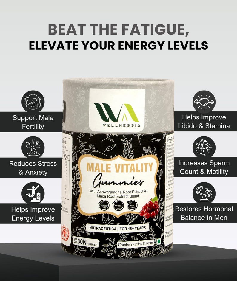 Op de afbeelding: Een cilindrische verpakking van "Male Vitality Gummies" met cranberry bliss smaak. Het etiket bevat tekst en illustraties die voordelen promoten zoals energieniveaus, stressvermindering en mannelijke vruchtbaarheid. Het product bevat 30 gummies.