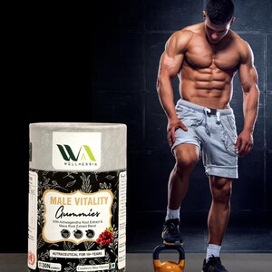 Op de afbeelding: Een container met "Male Vitality Gummies" van "Wellnessia" wordt getoond naast een gespierde persoon. Het etiket bevat details over Ashwagandha en Maca Root, met "Cranberry Bliss" smaak. Een kettlebell staat op de vloer. De tekst luidt "Male Vitality Gummies".