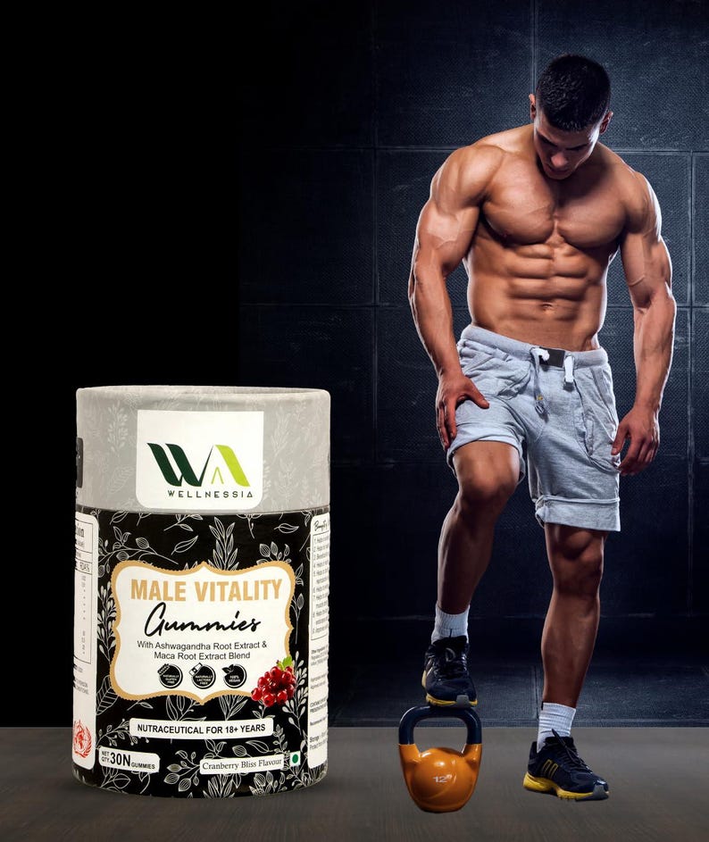 Op de afbeelding: Een container met "Male Vitality Gummies" van "Wellnessia" wordt getoond naast een gespierde persoon. Het etiket bevat details over Ashwagandha en Maca Root, met "Cranberry Bliss" smaak. Een kettlebell staat op de vloer. De tekst luidt "Male Vitality Gummies".