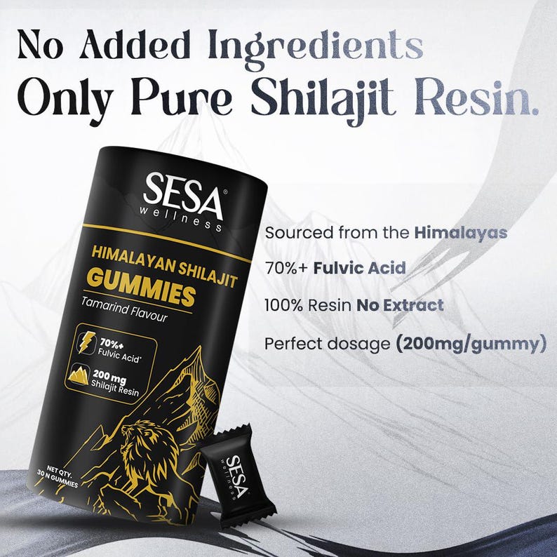 Puede incluir: Un recipiente cil&iacute;ndrico negro y un peque&ntilde;o paquete negro de gomitas SESA Wellness Himalayan Shilajit. El recipiente presenta texto que incluye "Himalayan Shilajit Gummies" y "Tamarind Flavour". La imagen tambi&eacute;n incluye texto sobre los ingredientes del producto.