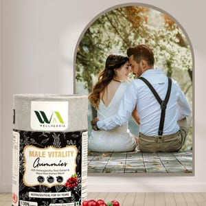 Op de afbeelding: Een cilindrische container met "Male Vitality Gummies" met het "WELLNESSIA"-logo. Het etiket bevat tekst over Ashwagandha en Maca Root, en "Cranberry Bliss Flavor". Een foto van een stel staat op de achtergrond, met een paar veenbessen op de voorgrond.