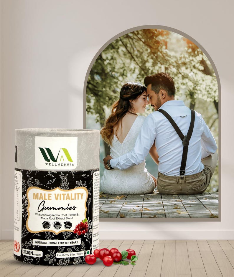 Op de afbeelding: Een cilindrische container met "Male Vitality Gummies" met het "WELLNESSIA"-logo. Het etiket bevat tekst over Ashwagandha en Maca Root, en "Cranberry Bliss Flavor". Een foto van een stel staat op de achtergrond, met een paar veenbessen op de voorgrond.