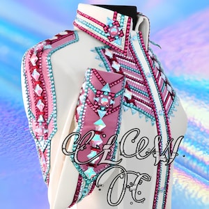 Może przedstawiać: Biała kurtka konkursowa z różowymi i turkusowymi zdobieniami. Kurtka posiada skomplikowane koraliki i błyszczące dżety. Projekt obejmuje wysoki kołnierz i dekoracyjne akcenty na ramionach i rękawach. Widoczny jest tekst "CL Cess OC".