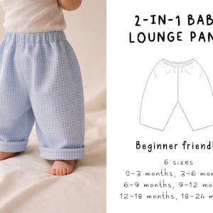 Op de afbeelding: Baby draagt een lichtblauwe gingham loungebroek. De broek heeft een comfortabele, elastische tailleband en omgeslagen manchetten. De afbeelding bevat ook een lijntekening van de broek en de tekst "2-IN-1 BABY LOUNGE PANTS" en "Beginner friendly".