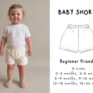 Puede incluir: Un bebé con camiseta blanca y pantalones cortos color crema con un patrón sutil. La imagen incluye el texto "BABY SHORTS" y detalles de tallas, desde 0-3 meses hasta 18-24 meses. Los pantalones cortos son fáciles para principiantes.