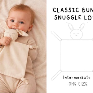 Puede incluir: Un bebé sostiene un arrullo de conejito beige. El arrullo tiene una cabeza de conejo y un cuerpo cuadrado con esquinas anudadas. El texto a la derecha dice "CLASSIC BUNNY SNUGGLE LOVEY", "Intermediate" y "ONE SIZE".