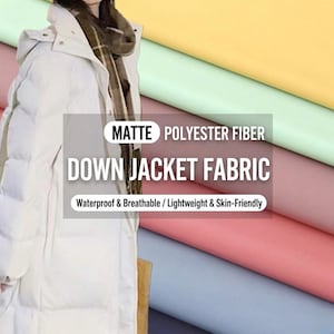 Puede incluir: Se muestra una chaqueta de plumas blanca con capucha, con el texto "MATTE POLYESTER FIBER DOWN JACKET FABRIC" en un cuadro blanco. El fondo presenta muestras de tela coloridas, y el texto también dice "Waterproof & Breathable / Lightweight & Skin-Friendly."