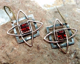 Cuivre boucles d'oreilles noeud celtique grenat rouge, balançoires carrées, bijoux slaves celtiques, star de Svarog