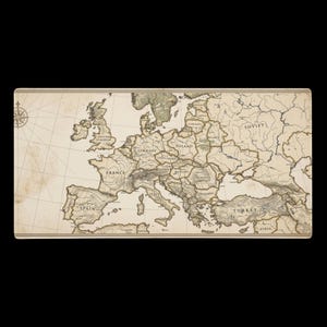 Könnte beinhalten: Eine rechteckige Wandkarte von Europa im Vintage-Stil mit beigem Hintergrund und dunkelbrauner Tinte. Die Karte zeigt politische Grenzen, geografische Merkmale und Beschriftungen für Länder wie Frankreich, Deutschland, Polen und die Türkei.
