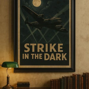 Pode incluir: Um pôster vintage emoldurado com uma borda preta. O pôster retrata uma cena noturna com um bombardeiro iluminado por holofotes sob a lua cheia. O texto "STRIKE IN THE DARK" é exibido em letras douradas em negrito.