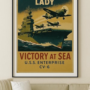 Puede incluir: Un póster vintage enmarcado con el texto "THE FIGHTING LADY" y "VICTORY AT SEA". La imagen representa un portaaviones con varios aviones de combate en el cielo. El póster está en un marco negro y se muestra en una pared.