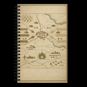 Puede incluir: Cuaderno con espiral que presenta una ilustración de mapa de estilo vintage. El mapa representa un plan de batalla con la ciudad de Kursk en el centro, rodeado de símbolos militares, flechas y nombres de lugares. El cuaderno tiene una encuadernación en espiral negra.