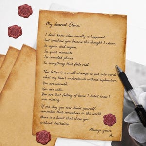 Könnte beinhalten: Ein Set aus drei Keramikbechern mit gesprenkelter, matter Oberfläche. Die Becher sind in Creme-, Hellgrau- und Dunkelgrautönen gehalten. Jeder Becher hat ein schlichtes, minimalistisches Design, ideal für Kaffee oder Tee.