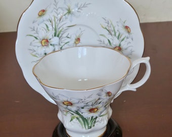 Vintage Royal Albert Friendship Narcissus Floral Gold Tone Trim Tea Cup & Saucer