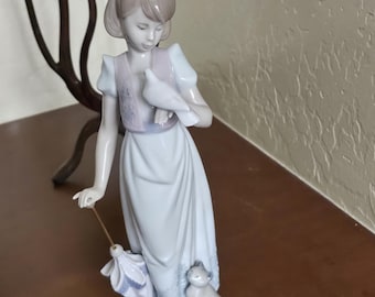 ヴィンテージ リヤドロ 磁器フィギュア：夏の散歩の少女と子猫 #7611