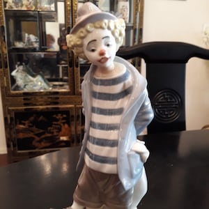 Lladro Porcelain Figurine  7.602 LITTLE TRAVELLER, in the box