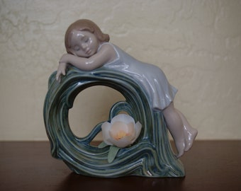 LLADRO Childhood Dream Porcelain Figurine; Girl with flowers; Girl Sleeping On Leaf With Flower; Christmas gift