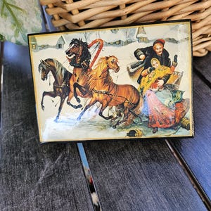 Caja de laca rusa - En vísperas de Maslenitsa; Arte popular ruso decorativo; Caja con bisagras para baratijas