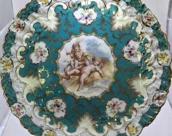 Elegante piatto decorativo da parete in porcellana stile Vienna vintage, perfetto per decorare mobili e pareti.