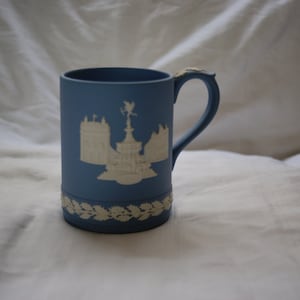 Wedgwood 1971 Piccadilly Circus Weihnachtsbecher, limitierte Auflage, blauer und weißer Jasper, Souvenir, Weihnachtsgeschenk