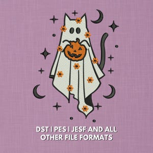 Pode incluir: Design bordado com um gato fantasma branco segurando uma abóbora laranja. O gato é adornado com flores laranja e rodeado por estrelas, luas e cruzes pretas. O design está em um fundo lavanda.