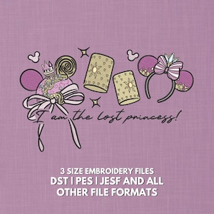 Peut inclure: Une broderie sur fond lavande présente des éléments d'un conte de fées. Elle comprend une couronne de princesse, des oreilles de Mickey, des lanternes et une sucette. Le texte "I am the lost princess!" est également inclus.