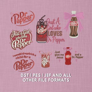 Op de afbeelding: Een verzameling Dr. Pepper-thema ontwerpen in rood en wit, waaronder een frisdrankblikje, een fles en verschillende tekstzinnen zoals "Just a Girl who loves Dr Pepper". De ontwerpen staan op een roze achtergrond.