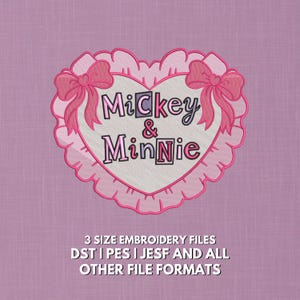 Op de afbeelding: Roze geborduurd hart met de woorden "Mickey & Minnie" in een speels lettertype. Het hart is omgeven door een franjerand en strikken. Tekst onderaan luidt "3 SIZE EMBROIDERY FILES DST I PES I JESF AND ALL OTHER FILE FORMATS".