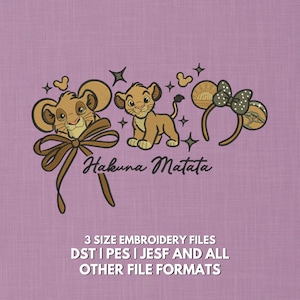 Peut inclure: Une broderie représentant Simba et Nala du Roi Lion, avec l'expression "Hakuna Matata". Le motif comprend le visage de Simba avec un nœud, Simba debout et des bandeaux oreilles de souris. Le texte en bas indique "3 SIZE EMBROIDERY FILES" et les formats de fichiers.