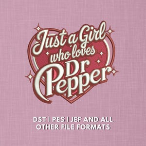 Könnte beinhalten: Gesticktes Design mit dem Text "Just a Girl who loves Dr Pepper" in Herzform, in Rot und Weiß. Das Design hat Sternakzente und ist vor einem rosa Stoffhintergrund platziert.
