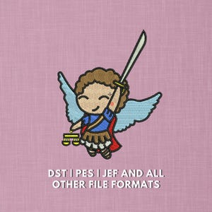 以下が含まれることがあります： 茶色の髪、青い翼、赤いマントを着た漫画の天使の刺繍デザイン。剣と天秤を持っています。「DST | PES | JEF AND ALL OTHER FILE FORMATS」の文字が下にあります。背景は薄いピンク色の生地です。