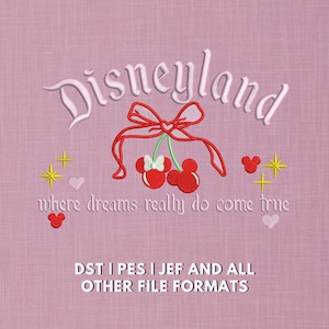 Puede incluir: Diseño bordado en rosa con la palabra "Disneyland" en cursiva. Debajo, se lee "where dreams really do come true". El diseño incluye cerezas con forma de Mickey Mouse, corazones y estrellas. El texto inferior dice "DST I PES I JEF AND ALL OTHER FILE FORMATS."