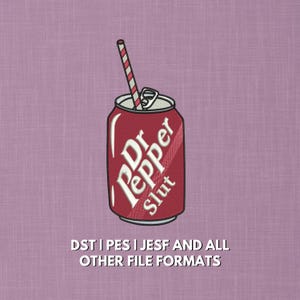 Könnte beinhalten: Eine rote Limonadendose mit dem weißen Text "Dr Pepper Slut" und einem rot-weiß gestreiften Strohhalm. Die Dose ist geöffnet, vor einem hellvioletten Stoffhintergrund. Der Text "DST | PES | JESF AND ALL OTHER FILE FORMATS" befindet sich unten.