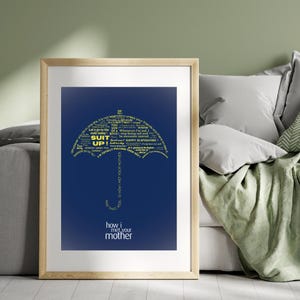 Puede incluir: Un póster enmarcado con un fondo azul marino presenta un diseño de paraguas amarillo compuesto por texto. El texto incluye frases como "SUIT UP!" y "HOW I MET YOUR MOTHER". El póster está en un marco de madera clara.