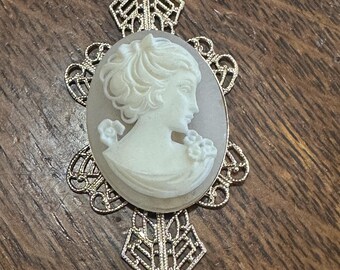 Vintage Traditional Style Gold Tone Carved Faux Cameo Oval Pin Brooch Jewelry Supply
